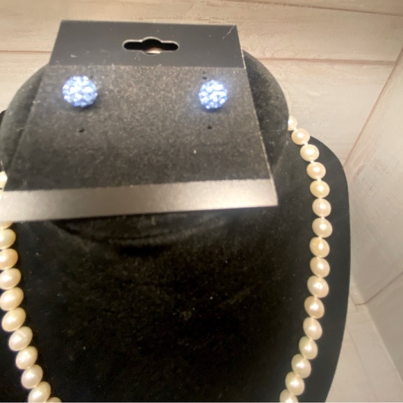 Fresh water pearls and crystals set Necklace, bracelet, and earrings - Picture 2 of 11